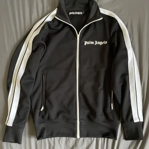 Palm angel tröja - Jag säljer min Palm angel tröja. Den är i nytt skick och alla tags finns. Om ni har frågor eller funderingar så är det bara att höra av sig.