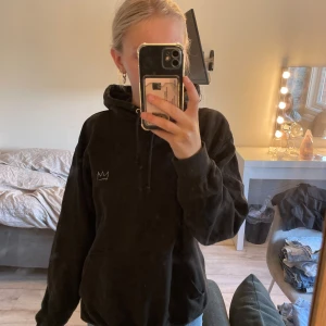 Hov1 hoodie - En hoodie från 2018, lite slitage på ärmen (se sista bilden) storlek M. Passar allt från xs,s och m