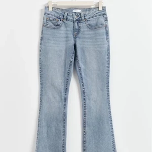 Low bootcut jeans - Jeans från Gina Tricot med låg midja och y2k fickor.