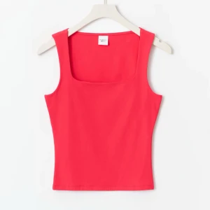 Rosa linnetopp med fyrkantig ringning - Snygg rosa linnetopp från Arket med breda axelband och fyrkantig ringning. Toppen är figurnära och tillverkad i mjuk bomull, perfekt för varma dagar. Enkel och stilren design som är lätt att matcha med både jeans och kjol. Lappen kvar!