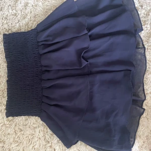 Mörkblå volangkjol med smock - Supersöt mörkblå kortisol från chelsea. Storlek XS/S💞Kjolen är väldigt stretchig