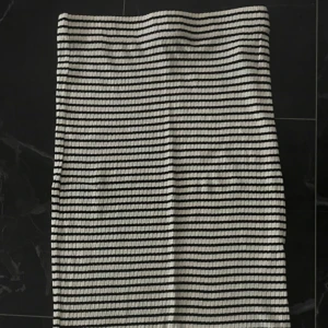 Randig kjol - Tajt randig kjol som går över knäna. Den ör aldrig använd och passar strl XS & S.