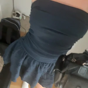 Marinblå kortklänning - super söt och skön cider klänning 💗 väldigt skön att ha nu på varma dagar, kan posta hur snart som helst 💗 endast använd en gång ! Köpt för 450kr