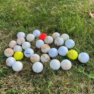 29 Stycken blandade Taylormade golfbollar - Bilden visar ett antal golfbollar i bra och spelbart skick i märket TaylorMade! Det finns både vita, gula och en röd.
