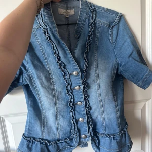 jeansblus - supernice jeansblus med volanger och knappar. unik och så nice, precis som ny!!