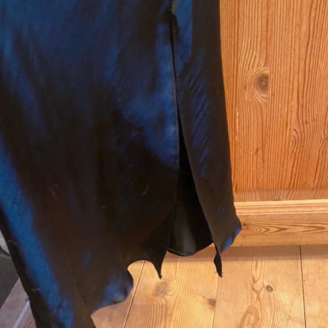 Svart långklänning i satin med slits - 1