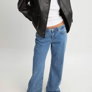 Blåa lågmidjade jeans - Säljer dessa snygga jeansen från NAKD då de var för stora för mig! Aldrig använda med lappen kvar! 💕⭐️