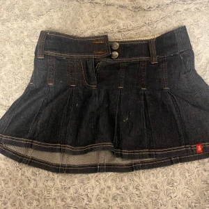 Jeanskjol, minikjol  - As snygg jeans kjol, vintage från esprit Midjemått tvärsöver: 40 cm Längd: 31 cm Jag har S och M och den sitter bra på mig ❤️