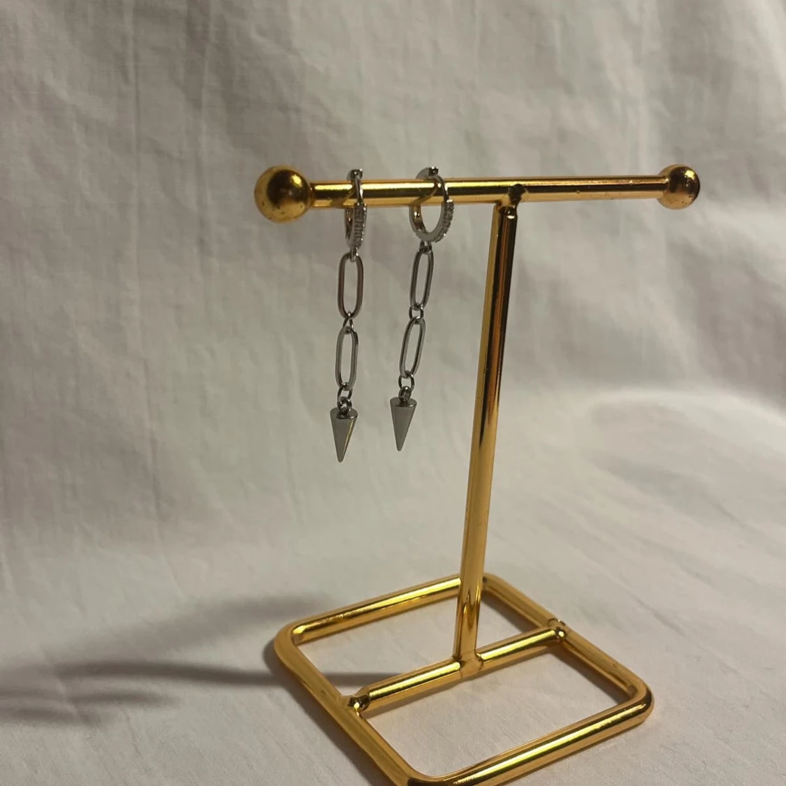 Silvriga kedjeörhängen med spetsdetalj - 1