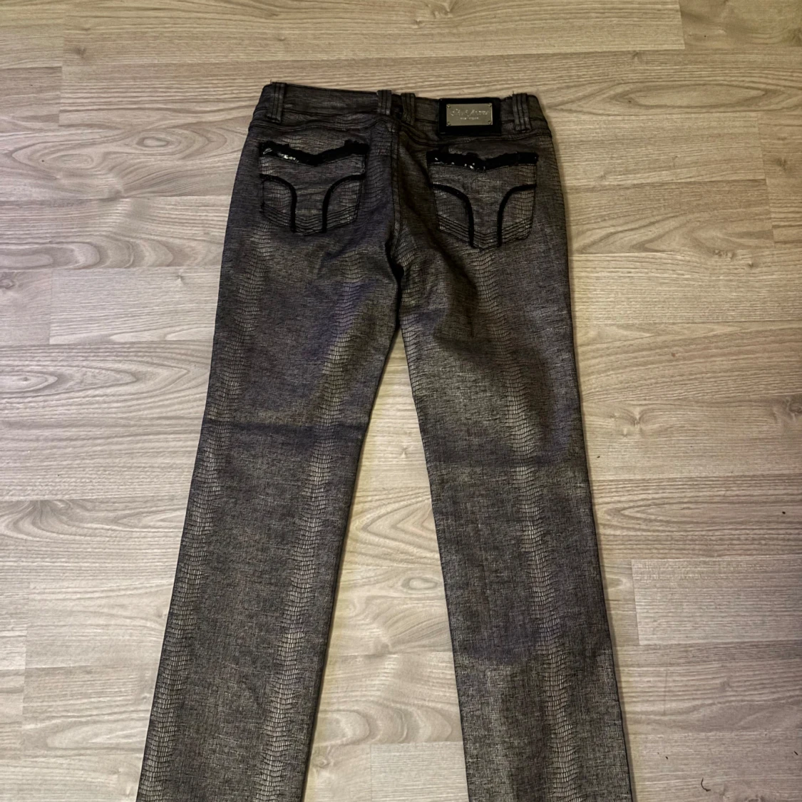 Skinnbyxor från SISSI med svarta detaljer - 2