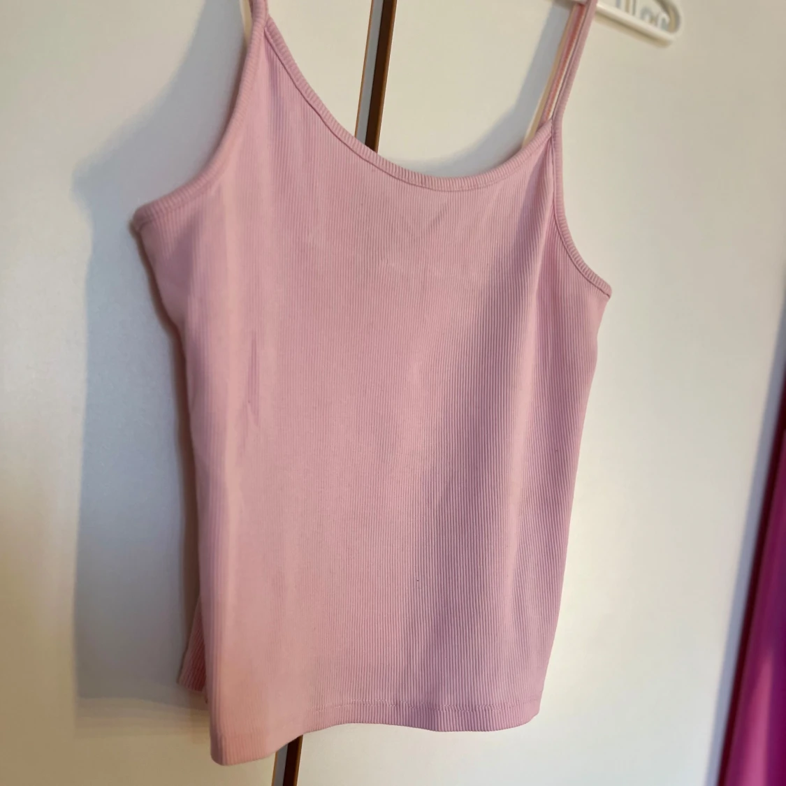 Ljusrosa ribbad linnetopp - 1