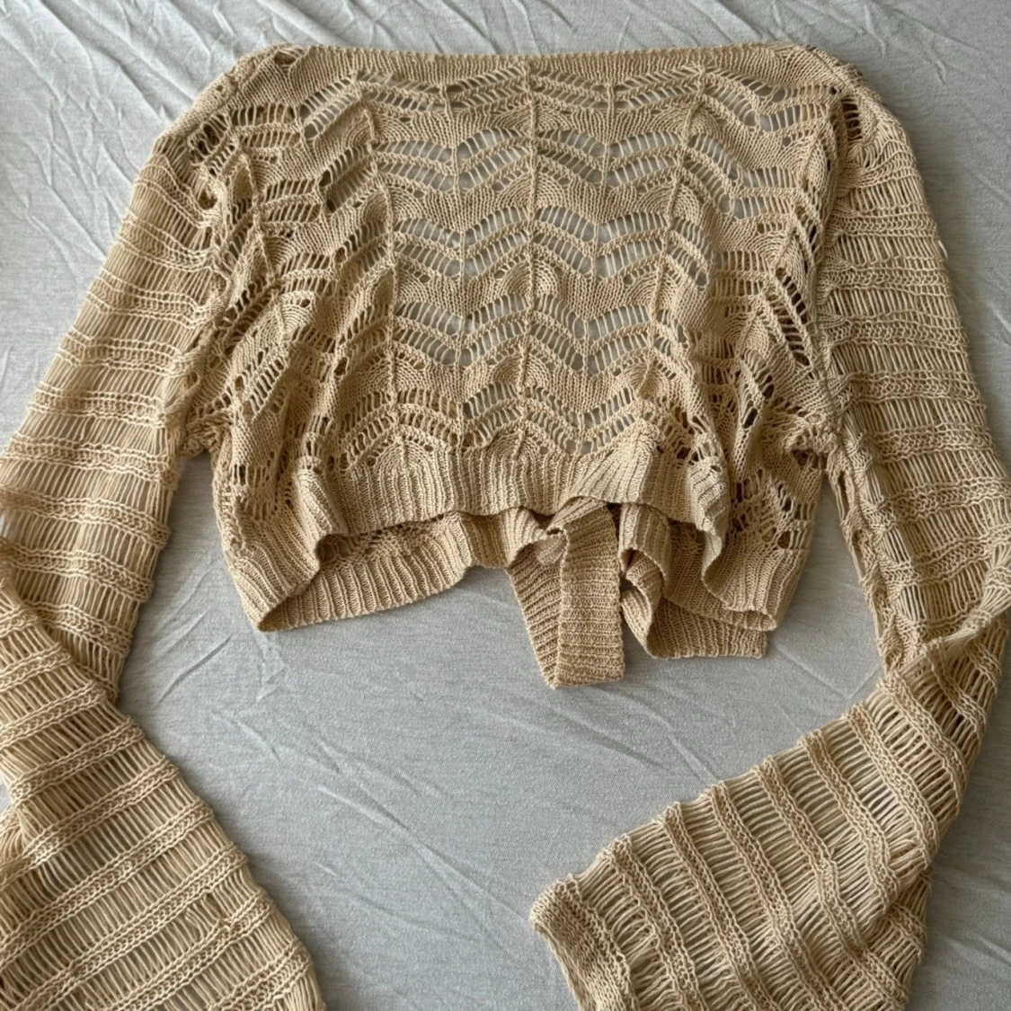 Beige stickad croppad kofta med knyt - 90