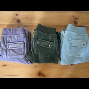 Mörkgröna Juicy Couture byxor - Jag säljer ett par mörkgröna Juicy Couture byxor i storlek XXS, men passar även dig med storlek XS- S. Använda några fåtal gånger och är i mycket fint skick. Supermysiga mjukisar till hösten! Skriv om ni har frågor eller är intresserade 💗💗