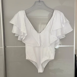 Vit body  - Body med volanger från Zara i storlek xs, använd en gång⭐️