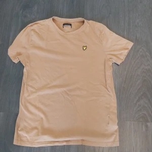 Lyle&scott t shirt - Säljer den här lyle&scott t-shirten för den inte kommer till användning längre. Storleken har åkt bort i tvättmaskinen men det är storlek 176/XS Fast den är lite stor i storlek