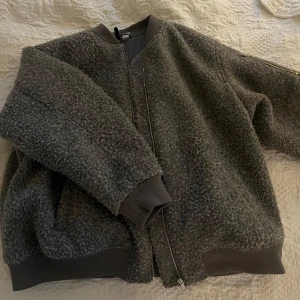 Grå teddyjacka från H&M Divided - Köpte förra året och har knappt använt den. Väldigt bra skick och den passar perfekt nu till tidig vår och vinter!
