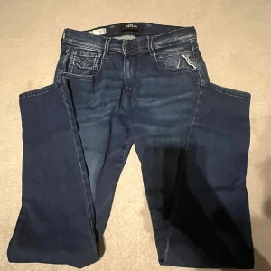Replay Anbass mörkblå slim jeans 28/32 - Tjena! Säljer dessa snygga mörkblå Replay Anbass .De är i storlek 28/32 men har tyvärr inga bilder på mig i dem då de är för små. De är i jätte bra skick och ör inte så användas. Kom privat för fler frågor!