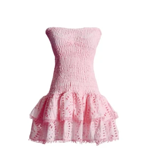 Rosa axelbandslös volangklänning - Supersöt kort rosa klänning med smockad överdel och volangig kjol. Axelbandslös modell med broderade detaljer och lätt struktur i tyget. Perfekt för sommarens alla tillfällen!