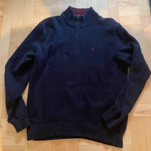 Ralph Lauren quarter zip - Riktigt snygg mörkblå Ralph Lauren zip. Tveka inte att ställa frågor om fler bilder eller storleksfrågor!