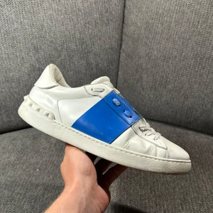 Valentino open  - Säljer dessa tvär feta och ovanliga Valentino opens i storlek 42, riktigt fint skick men kommer tyvärr inte med box eller dustbags, inga flaws och skorna är inte repainted. Nypris på 8500kr men säljs nu för endast 1999kr‼️‼️‼️