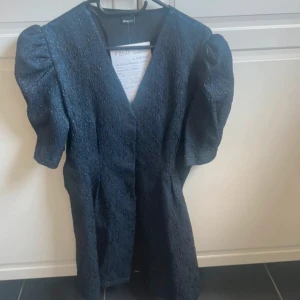 Blå kort klänning med puffärm - Mörkblå glitter klänning med puffärmar och markerad midja, ny med prislapp💙