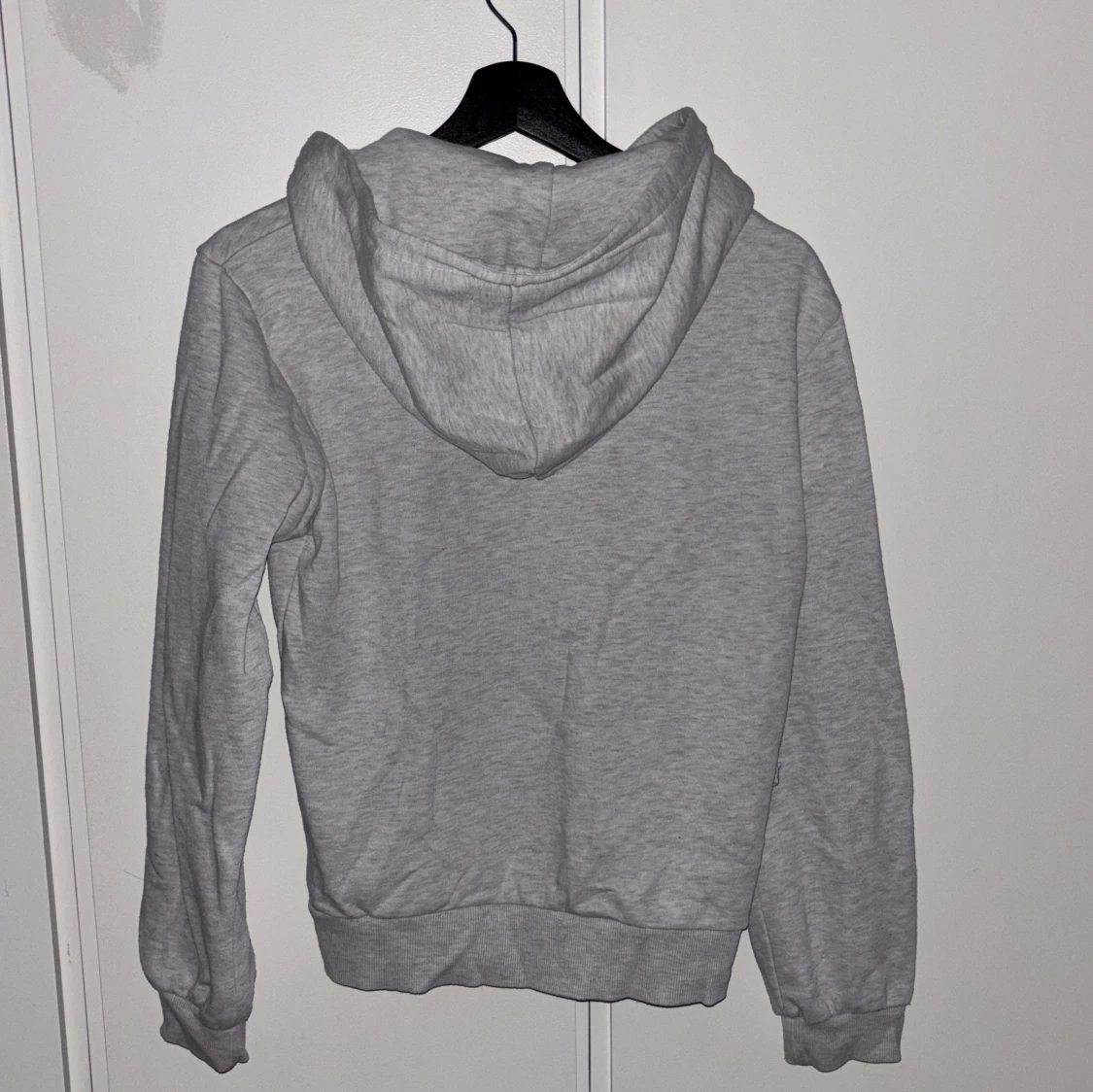 Ljusgrå hoodie med dragkedja - 1