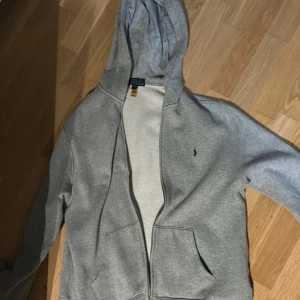 Ralph Lauren Hoodie - En riktigt skön Ralph lauren hoodie i storlek S, riktigt stilren och mysig nu till hösten Hör av dig vid minsta fundering, Inga defekter Pris kan diskuteras 