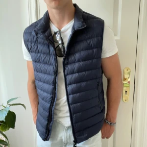 Massimo Dutti väst  - Perfekt skick, inga som helst defekter. Gillar verkligen hur det är stickat på baksidan och dubbel kedjat. Modellen är 180,75 kg och bär ungefär L, rekommenderar för L!✌️