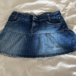 Mini jeanskjol med volanger Vero Moda, stl 36 - Så fin jeanskjol från vero Moda i volanger. Den är mini i modellen. Storlek 36. 