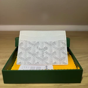 Vit plånbok med mönster - Säljer en stilren vit plånbok, Perfekt för dig som vill ha något snyggt i fickan. Kommer med låda