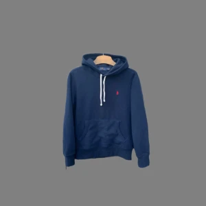 Mörkblå hoodie från Polo Ralph Lauren - Ännu ett Ralph plagg och det är den populära 🔵Hoddien, Bra skick på produkten hör av er kring mer frågor och bilder så löser vi det priset är inte heller hugget i sten vid snabb affär!!