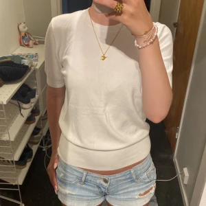 Vit t shirt från Zara  - Säljer jätte söt vit t shirt från Zara i size S, inga hål eller fläckar ❤️