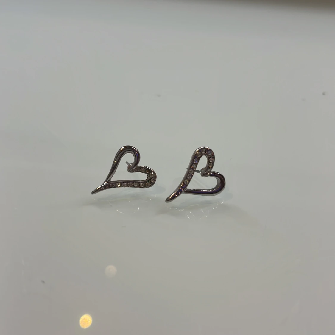 Silvriga hjärtformade örhängen