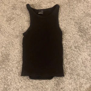 Svart linne - Ett svart linne från ginatricot andvänder inte längre.