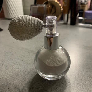 body glitter - Body glitter som man kan ha på kroppen, håret och även på kläderna. De glittrar jätte fint med små små glitterkon som inte ser stora ut utan ger fint lyster. Använt endast en gång till när jag skulle ha skolbal. ❤️ de är jätte mycket och skulle kunna räcka flera år