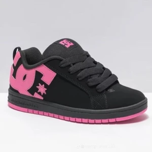 SÖKER! Svarta och rosa DC sneakers - Hej! Jag söker svart och mörkrosa färgen på modellen DC Court Graffik modellen, som tyvärr inte säljs längre. Hör av er om ni har ett par i salu i storlek 38!💓