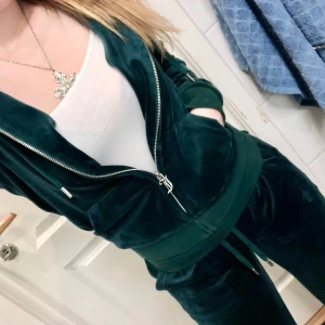 Emerald grönt Juicy Couture set - Säljer detta as snygga juicy set då jag inte tycker färgen passar mig💔. Så det är knappt använt och helt utan defekter/märken. Jättebekvämt material (velour), och passform. Både fin när man vill va lite snyggare eller bara vill ha på sig nått bekvämt! Byxorna har rak passform med lite utsvängda ben.