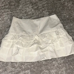 Vit volangkjol från Zara - Såå söt volangkjol från Zara! Kjolen har inbyggda shorts under! Prislappen är kvar!