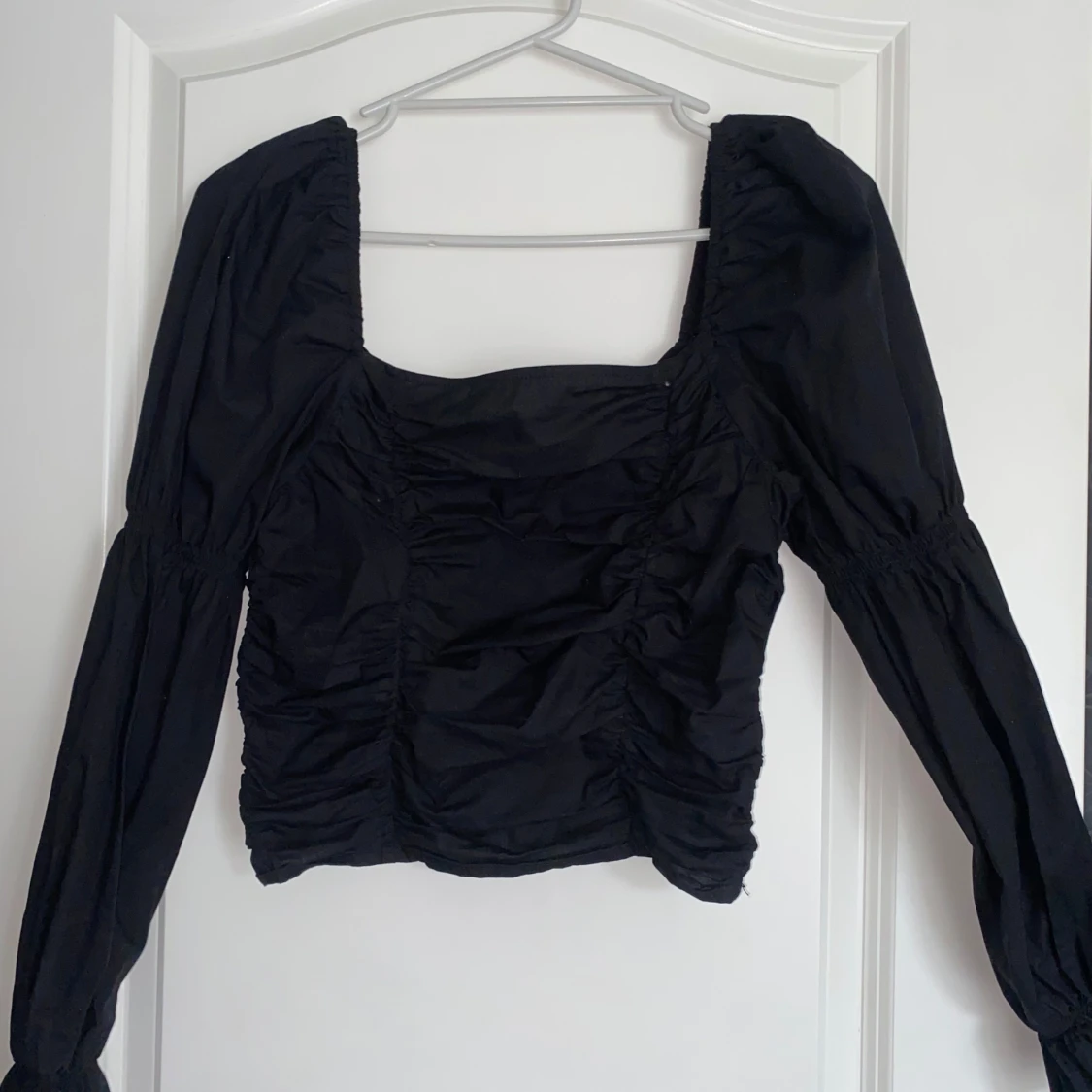 Svart blus med puffärmar och rynk - 1