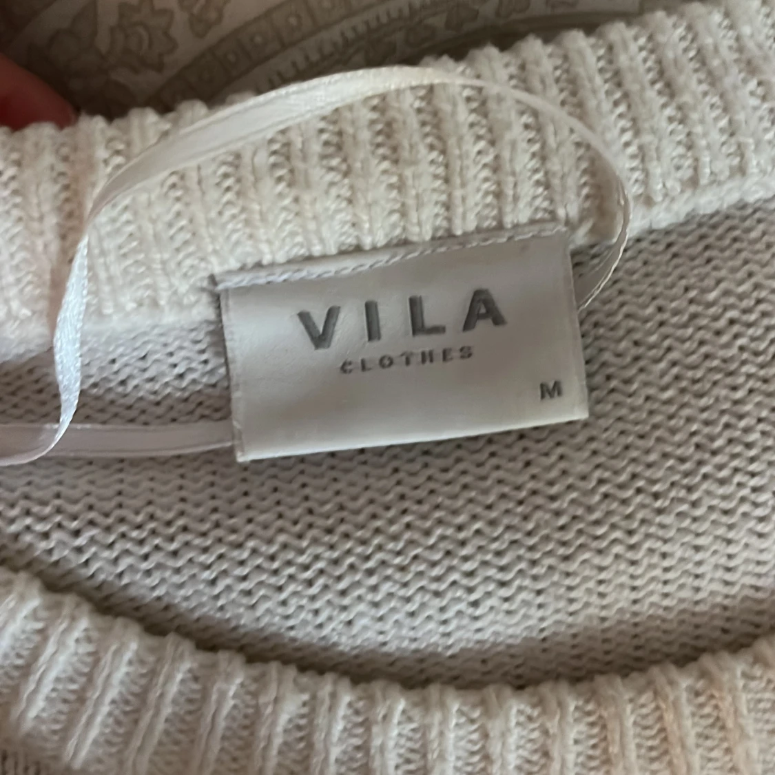 Vit stickad tröja med volang från Vila - 1