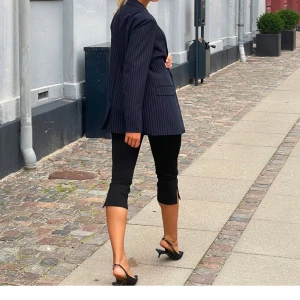 Svarta Capri byxor - Snygga svarta Capri byxor med hög midja. Byxorna har en liten slits. De är helt slutsålda på hemsidan. Storlek S💓 använda några gånger utan tecken på användning