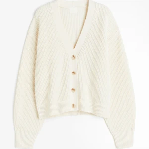 Vit stickad cardigan  - Superfin stickad tröja från h&m💕💕 Använd ett par gånger men fint skick❤️‍🔥storleken är m men sittter som S