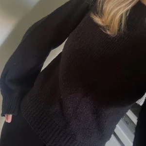 Svart stickad tröja Gina tricot - En svart stickad tröja ifrån Gina tricot i storlek L men är mer som en M/S!                                                  Nopprig som på bilden 