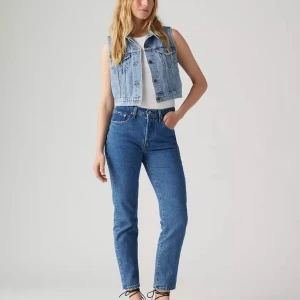 Levi's 501 blå jeans - Klassiska blå Levi's 501 jeans med raka ben och femficksmodell. Byxorna har knappgylf, bruna sömmar och den ikoniska läderpatchen bak i midjan. De är helt oanvända!!! Bilden visar hur byxorna sitter på.