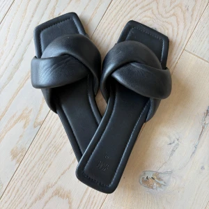 Svarta sandaler - Stilrena svarta sandaler från hm med fyrkantig tå och knutdesign. Sparsamt använda!💓