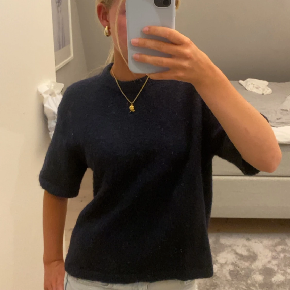 Mörkblå stickad tröja med kort ärm