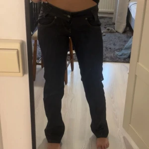 Lågmidjade lee jeans - Säljer dessa jätte snygga lee jeans. Ny skick. Är 165 o dom passar o längden på mig