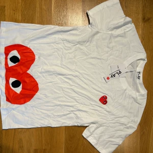Vit Comme des Garçons  t-shirt - Vit t-shirt från Comme des Garçons , skriv för mer bilder eller frågor🤝✨