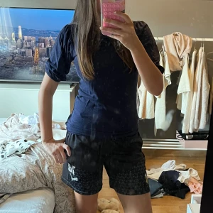 Mörkblå t-shirt med puffärm från GAP - Snygg mörkblå t-shirt från GAP med puffiga kortärmar och rund, Såå snygg och skön, storlek xss men passar till 100% xs och S eftersom att den passar mig perfekt och jag har storlek s! Den skulle säkert passa m också eftersom att den är stretchig i materialet, använd cirka 1-3 gånger finns inga tecken 