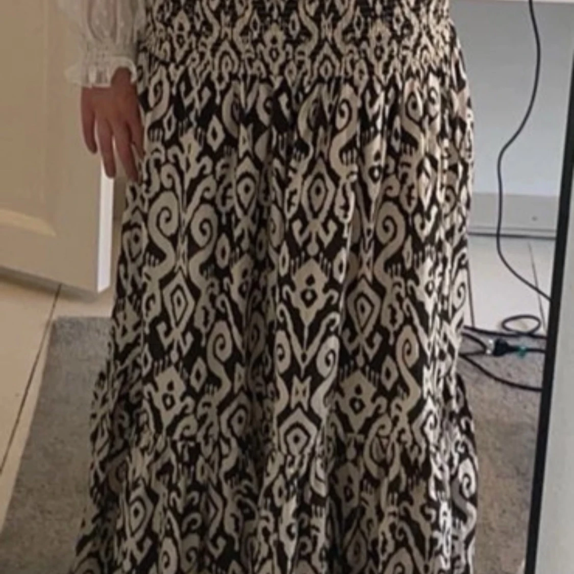 Svartvit långkjol med mönster - 1